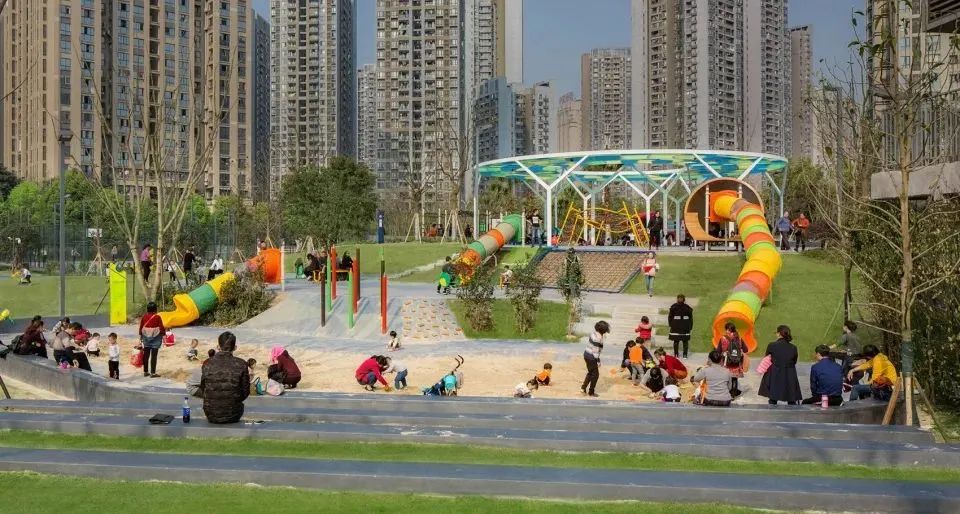 色彩明亮的儿童游乐设施嵌入高层建筑之间